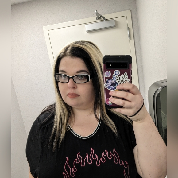 Meet your Posher, Julie - Picture 1 of 1